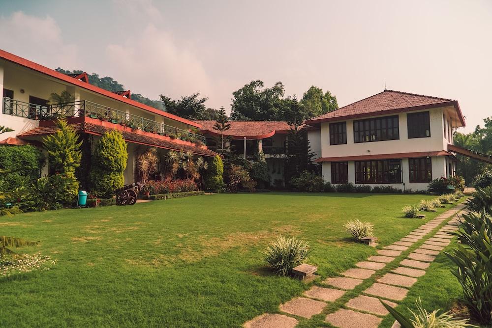 Amritara Ambatty Greens Resort Virajpet Bagian luar foto